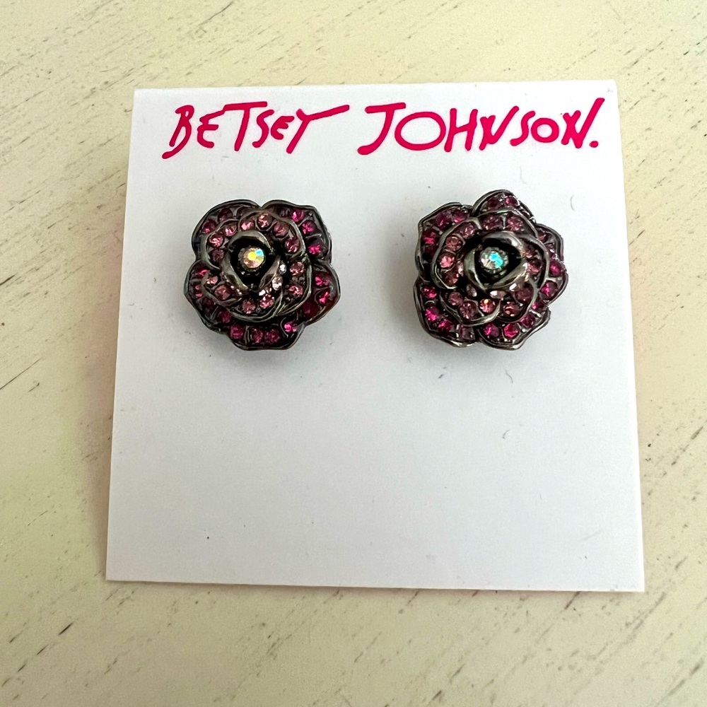 NWT Betsy Johnson Flower Stud Earrings